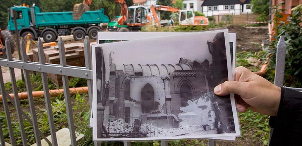 Foto der zerstörten Synagoge vor Baustelle des Neubaus