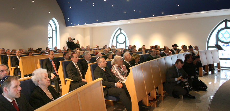 Gut gefüllte Sitzreihen in der Synagoge